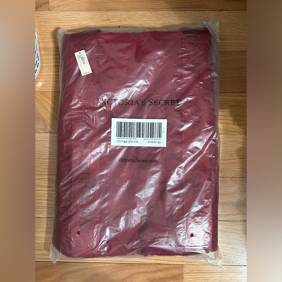 Victoria’s Secret VS Quilted Puffer Tote in red - Picture 2 of 3